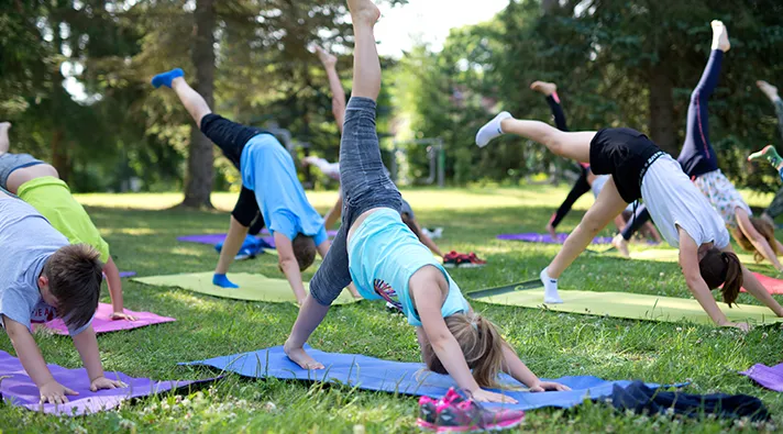 Kinder unter Druck: Was Yoga für Kinder und Jugendliche wirklich leistet